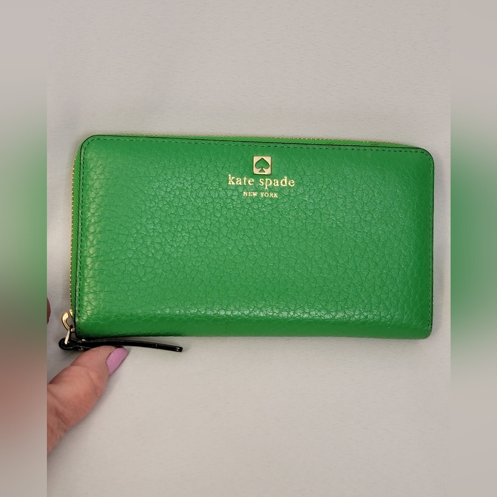Kate Spade Green Pebble Leather Zip Wallet with Gold Logo